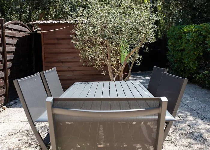 Charmante Patio En Bordure De Foret